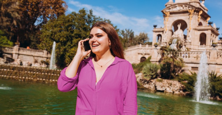 Young woman talking on the phone in Spanish